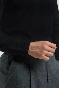 Col roulé noir en mérinos – Made in Italy